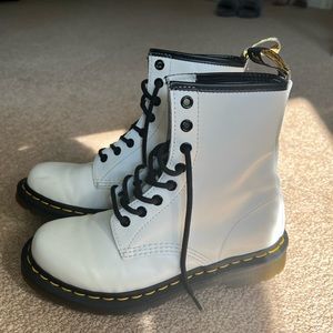 DR MARTENS 1460 WOMEN'S PATENT LEATHER LACE UP BOOTS